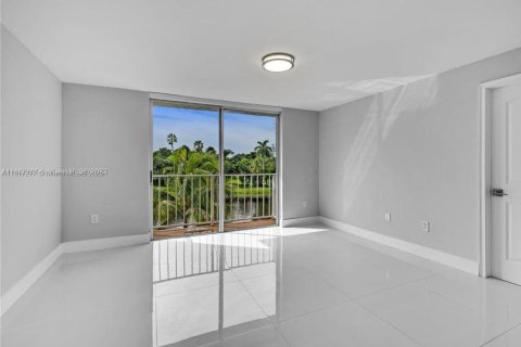 Condo in Miami, Florida, 2 bedrooms  № 1973464 - photo 2