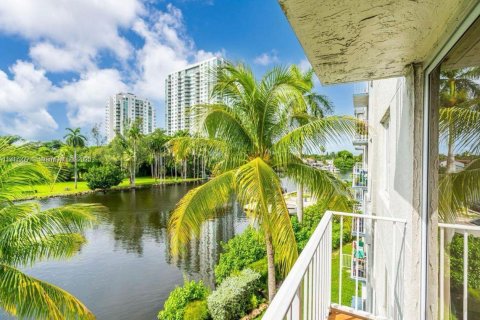 Condo in Miami, Florida, 2 bedrooms  № 1973464