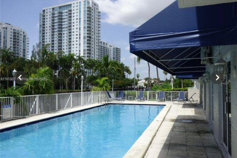 Condo in Miami, Florida, 2 bedrooms  № 1973464 - photo 17