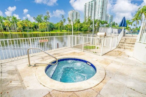 Condo in Miami, Florida, 2 bedrooms  № 1973464 - photo 18