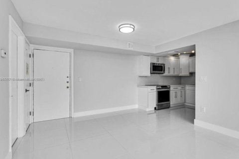 Condo in Miami, Florida, 2 bedrooms  № 1973464 - photo 3