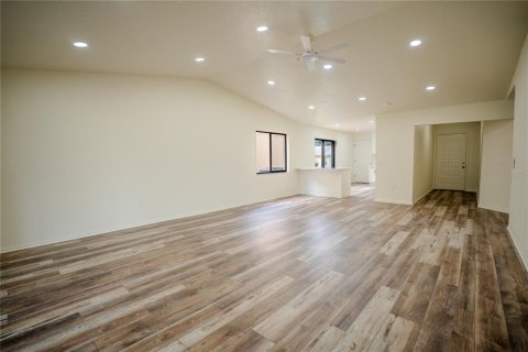 House in Winter Haven, Florida 3 bedrooms, 147.53 sq.m. № 2425963 - photo 9