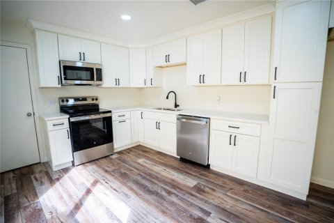House in Winter Haven, Florida 3 bedrooms, 147.53 sq.m. № 2425963 - photo 7