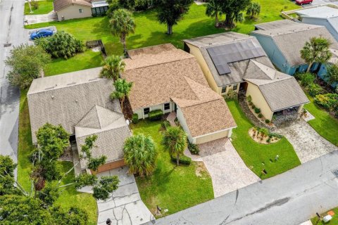House in Winter Haven, Florida 3 bedrooms, 147.53 sq.m. № 2425963 - photo 3