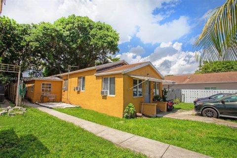 House in Miami, Florida 2 bedrooms, 114.46 sq.m. № 1868033 - photo 10