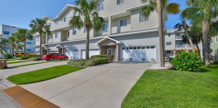 Townhouse in Madeira Beach, Florida 4 bedrooms, 190.91 sq.m. № 1760384