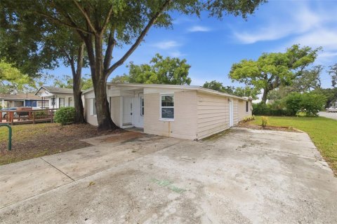 House in Tampa, Florida 5 bedrooms, 156.63 sq.m. № 2235479 - photo 5