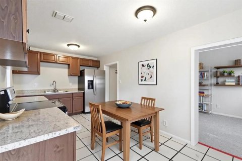 House in Tampa, Florida 5 bedrooms, 156.63 sq.m. № 2235479 - photo 8