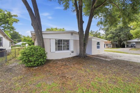 House in Tampa, Florida 5 bedrooms, 156.63 sq.m. № 2235479 - photo 2