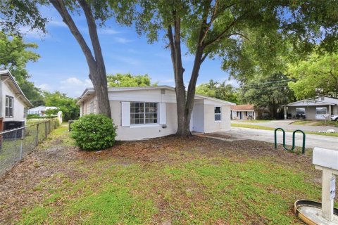 House in Tampa, Florida 5 bedrooms, 156.63 sq.m. № 2235479