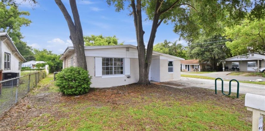 House in Tampa, Florida 5 bedrooms, 156.63 sq.m. № 2235479