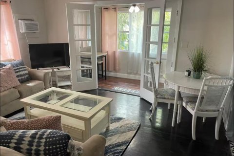 Снять в аренду квартиру в Сент-Питерсберг, Флорида 3 спальни, 51.1м2, № 1526145 - фото 2