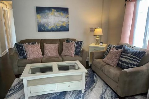 Снять в аренду квартиру в Сент-Питерсберг, Флорида 3 спальни, 51.1м2, № 1526145 - фото 1