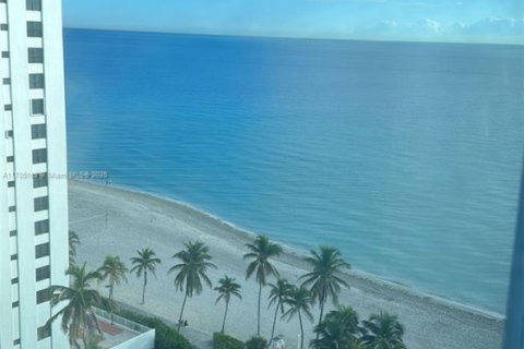 Condo in Hollywood, Florida  № 1937734 - photo 2