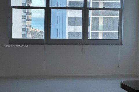Condominio en venta en Hollywood, Florida, 54.81 m2 № 1937734 - foto 11
