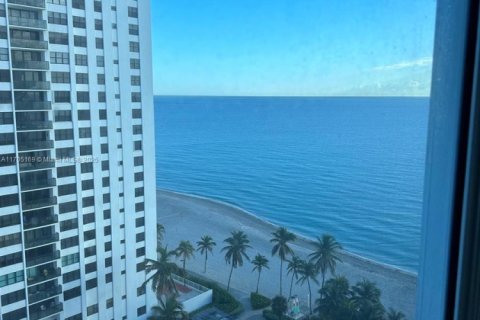 Condo in Hollywood, Florida  № 1937734 - photo 1