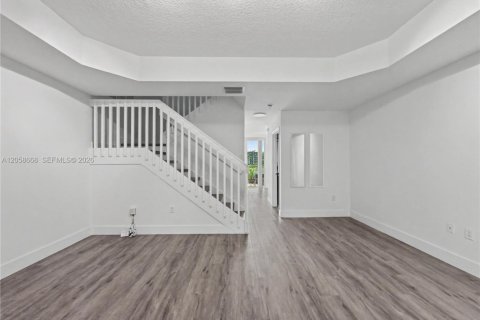 Touwnhouse à louer à Pembroke Pines, Floride: 2 chambres, 108.7 m2 № 2168194 - photo 3