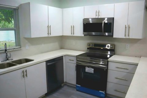 House in Fort Lauderdale, Florida 3 bedrooms, 114.92 sq.m. № 2052984 - photo 2