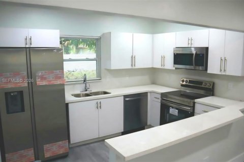 House in Fort Lauderdale, Florida 3 bedrooms, 114.92 sq.m. № 2052984