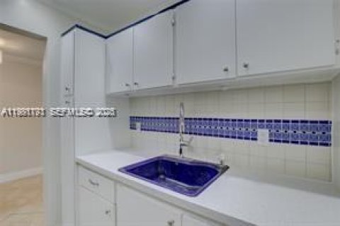Condo in Fort Lauderdale, Florida, 1 bedroom  № 2043150 - photo 18