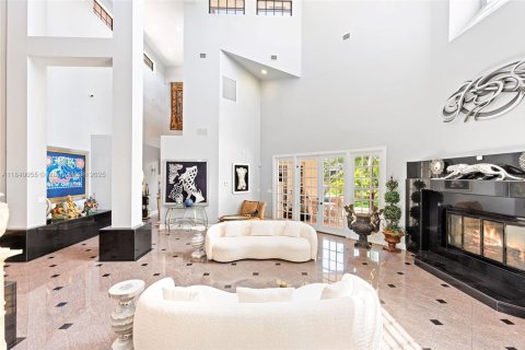 House in Coral Springs, Florida 6 bedrooms, 608.32 sq.m. № 1926010 - photo 12