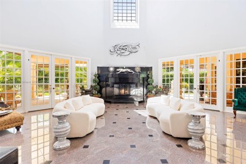 House in Coral Springs, Florida 6 bedrooms, 608.32 sq.m. № 1926010 - photo 15