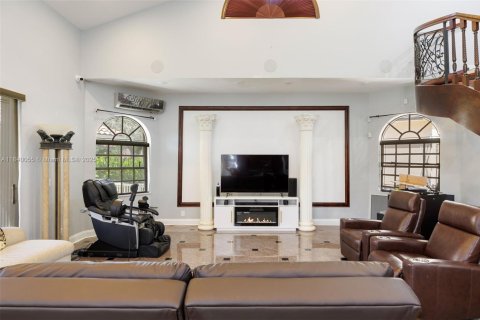 House in Coral Springs, Florida 6 bedrooms, 608.32 sq.m. № 1926010 - photo 17