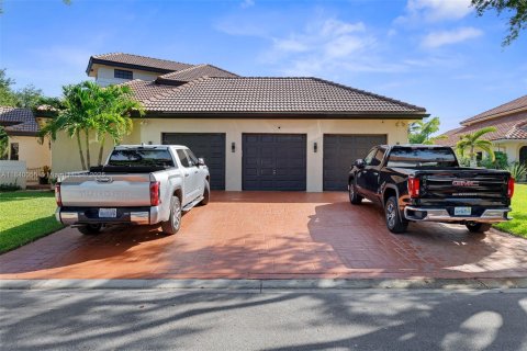 House in Coral Springs, Florida 6 bedrooms, 608.32 sq.m. № 1926010 - photo 9