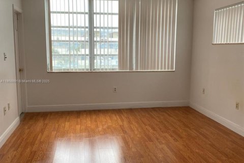 Condo in Miami, Florida, 1 bedroom  № 1923633 - photo 12