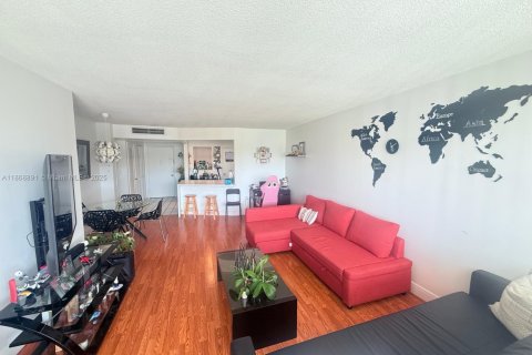 Condo in Miami, Florida, 1 bedroom  № 1923633 - photo 10