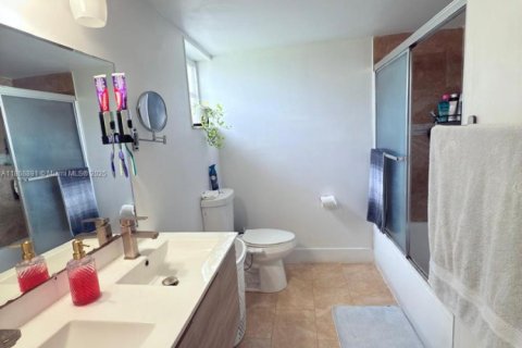 Condo in Miami, Florida, 1 bedroom  № 1923633 - photo 13