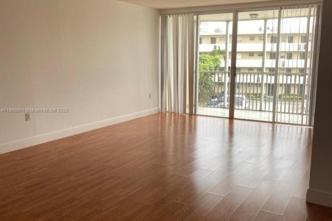 Condo in Miami, Florida, 1 bedroom  № 1923633 - photo 9