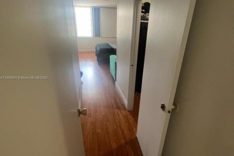 Condo in Miami, Florida, 1 bedroom  № 1923633 - photo 16