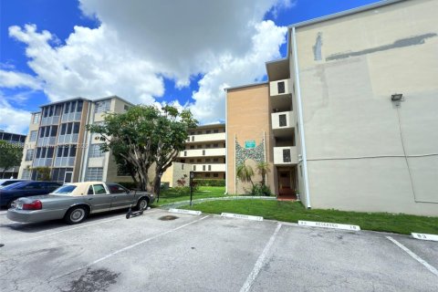Condo in Miami, Florida, 1 bedroom  № 1923633 - photo 2