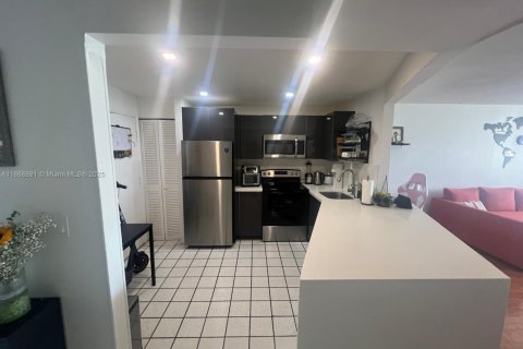 Condo in Miami, Florida, 1 bedroom  № 1923633 - photo 5