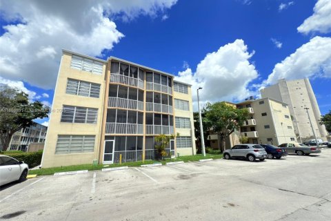 Condo in Miami, Florida, 1 bedroom  № 1923633 - photo 1