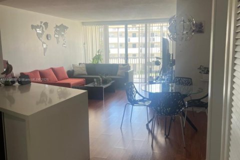 Condo in Miami, Florida, 1 bedroom  № 1923633 - photo 8