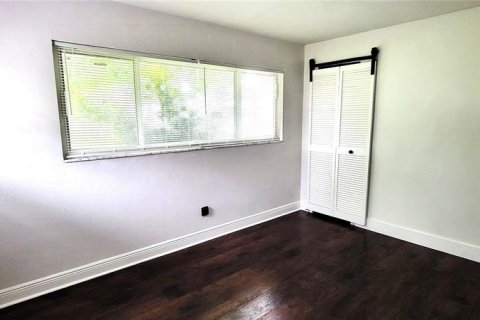 House in Saint Petersburg, Florida 3 bedrooms, 136.38 sq.m. № 1904730 - photo 15