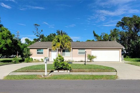 House in Saint Petersburg, Florida 3 bedrooms, 136.38 sq.m. № 1904730 - photo 1