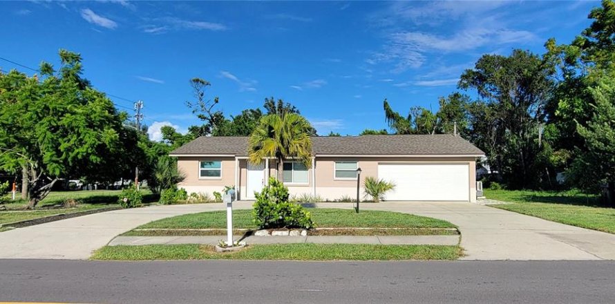 House in Saint Petersburg, Florida 3 bedrooms, 136.38 sq.m. № 1904730