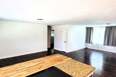 House in Saint Petersburg, Florida 3 bedrooms, 136.38 sq.m. № 1904730 - photo 8