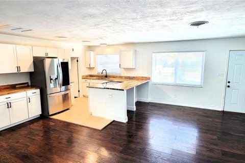 House in Saint Petersburg, Florida 3 bedrooms, 136.38 sq.m. № 1904730 - photo 4