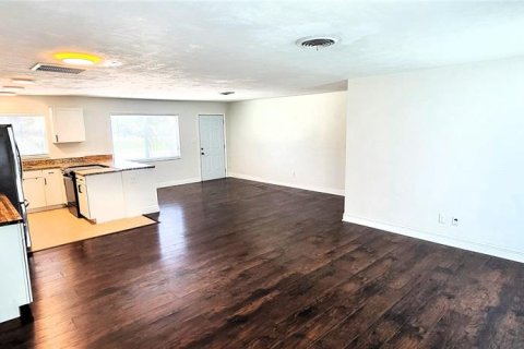 House in Saint Petersburg, Florida 3 bedrooms, 136.38 sq.m. № 1904730 - photo 6