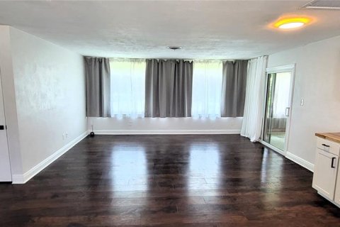 House in Saint Petersburg, Florida 3 bedrooms, 136.38 sq.m. № 1904730 - photo 5