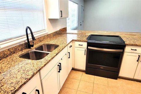 House in Saint Petersburg, Florida 3 bedrooms, 136.38 sq.m. № 1904730 - photo 7
