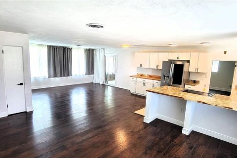 House in Saint Petersburg, Florida 3 bedrooms, 136.38 sq.m. № 1904730 - photo 3