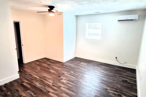 House in Saint Petersburg, Florida 3 bedrooms, 136.38 sq.m. № 1904730 - photo 9