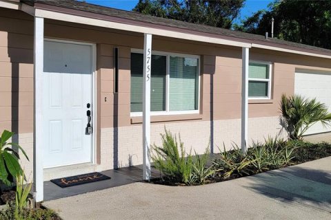 House in Saint Petersburg, Florida 3 bedrooms, 136.38 sq.m. № 1904730 - photo 2