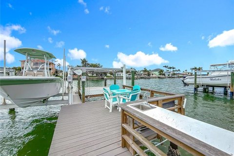Villa ou maison à vendre à Treasure Island, Floride: 3 chambres, 206.06 m2 № 1805088 - photo 1