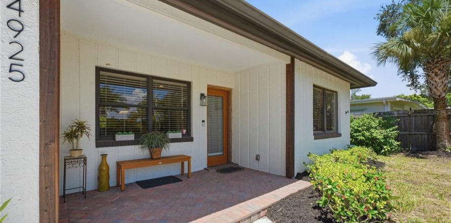 House in Sarasota, Florida 3 bedrooms, 149.11 sq.m. № 2299578